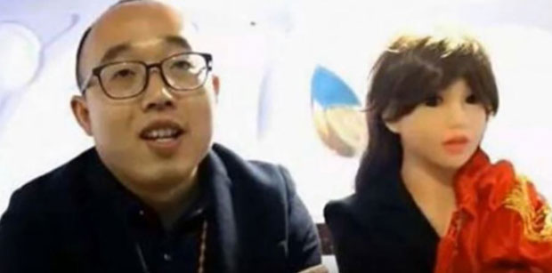 Инжењер „оженио“ жену робота коју је сам конструисао (ВИДЕО)